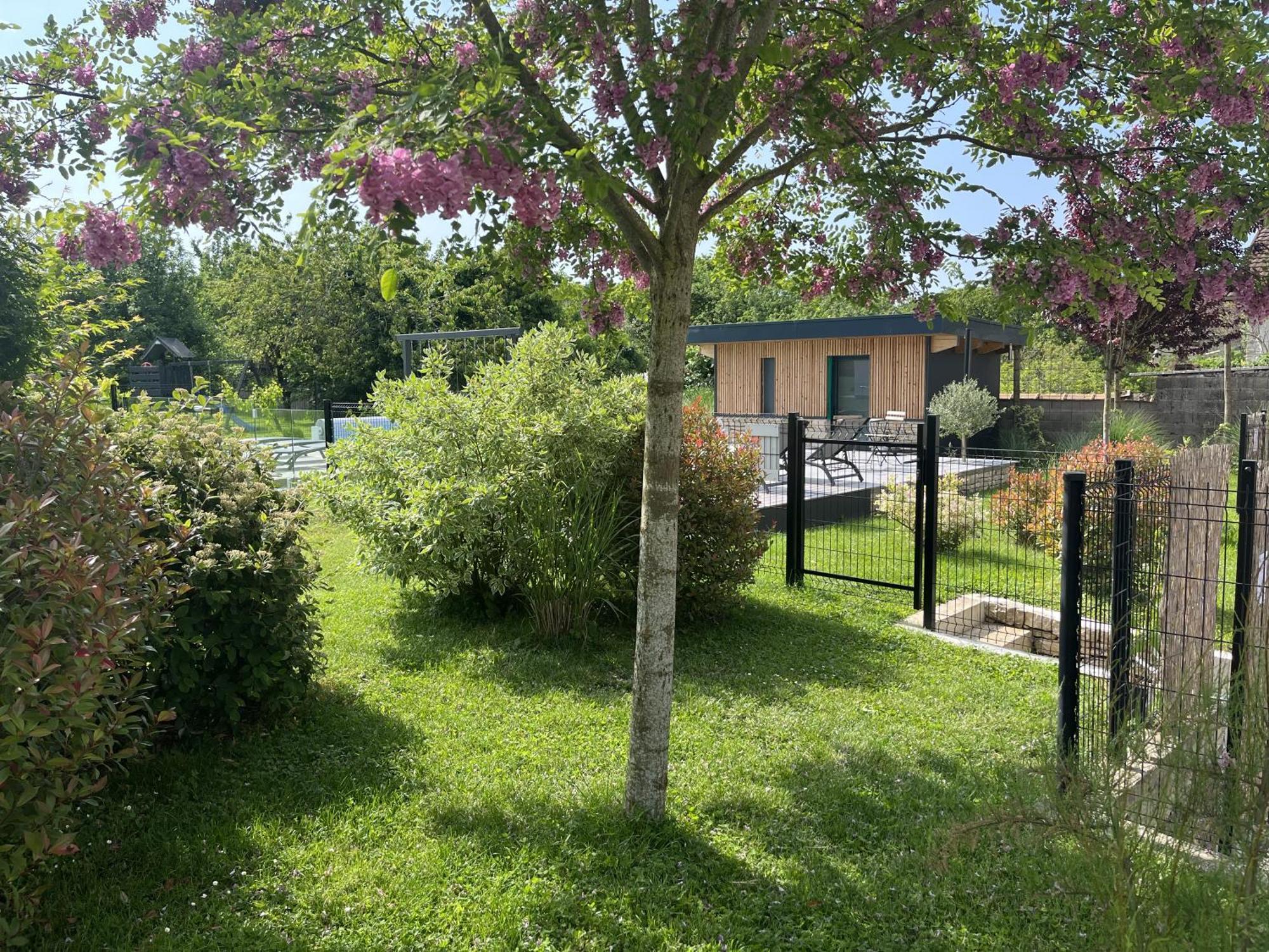 Appart-hotel N 4 Calme Avec Terrasse, Wi-fi Debit, Petit-dejeuner, Room-service Et Parking Prive * Chouzelot