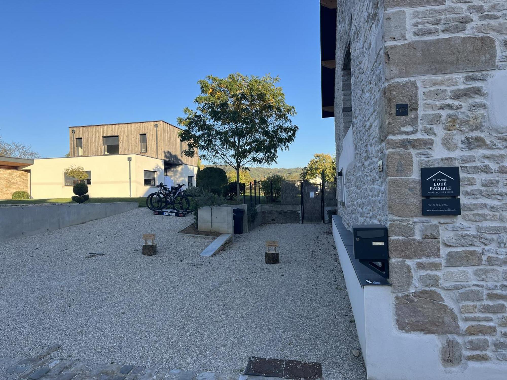Apartment Appart-hotel N 4 Calme Avec Terrasse, Wi-fi Debit, Petit-dejeuner, Room-service Et Parking Prive Chouzelot