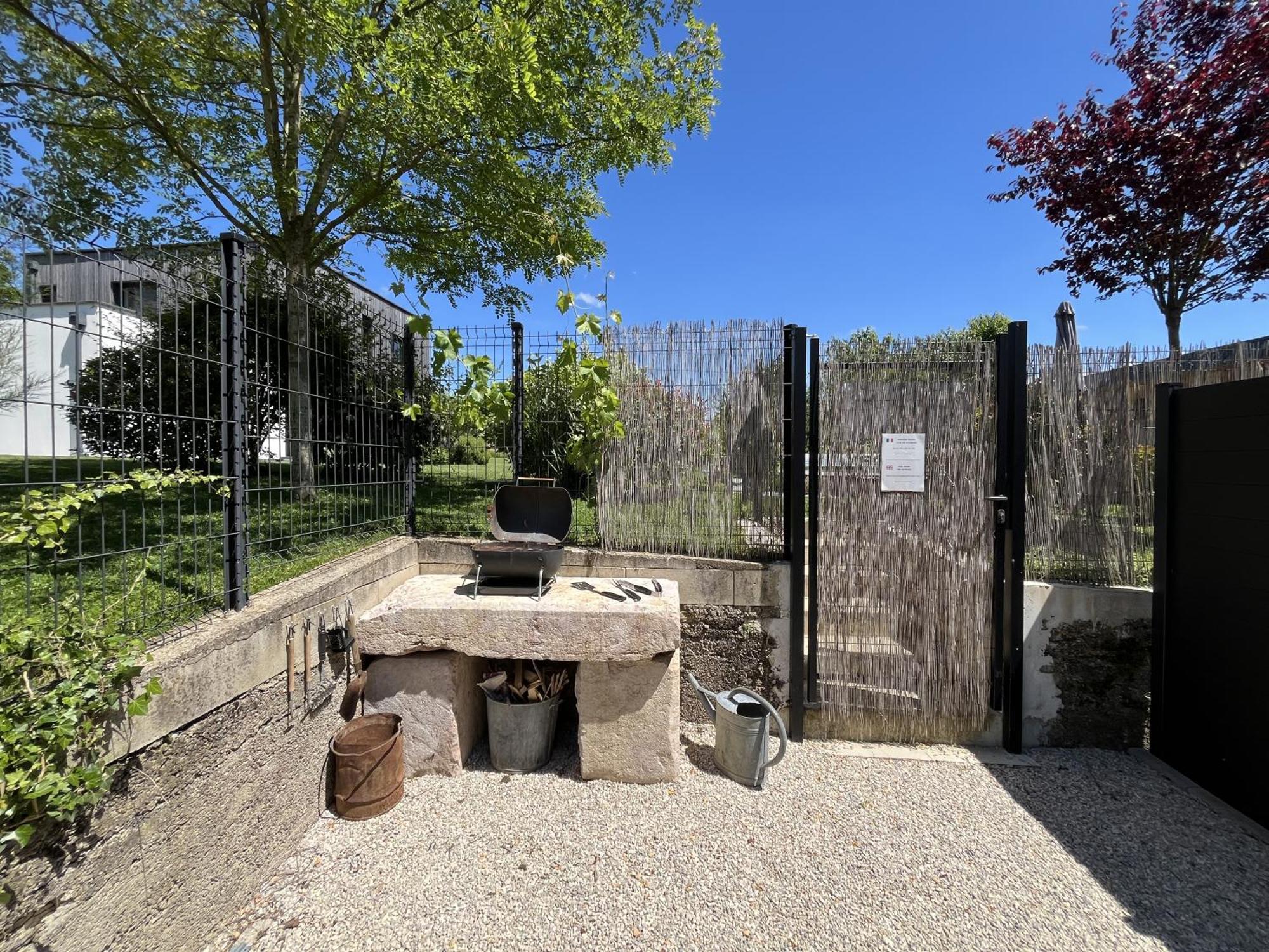 Apartment Appart-hotel N 4 Calme Avec Terrasse, Wi-fi Debit, Petit-dejeuner, Room-service Et Parking Prive Chouzelot