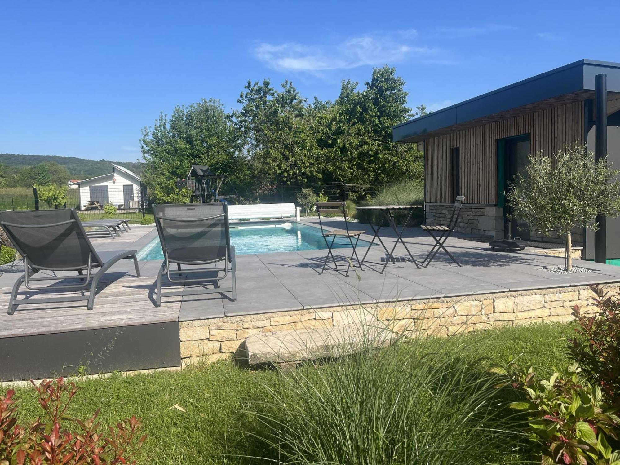 Appart-hotel N 4 Calme Avec Terrasse, Wi-fi Debit, Petit-dejeuner, Room-service Et Parking Prive Apartment Chouzelot